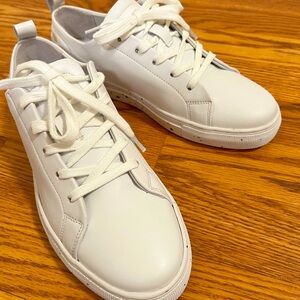 NWOT adorable white women’s sneakers size 7